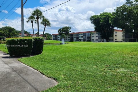 Купить кондоминиум в Пемброк-Пайнс, Флорида 2 спальни, 108.7м2, № 1979902 - фото 19