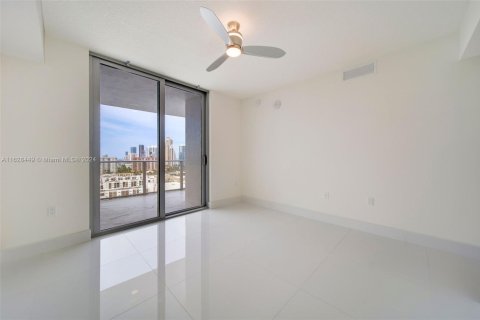 Condo in Sunny Isles Beach, Florida, 2 bedrooms  № 2036840 - photo 27