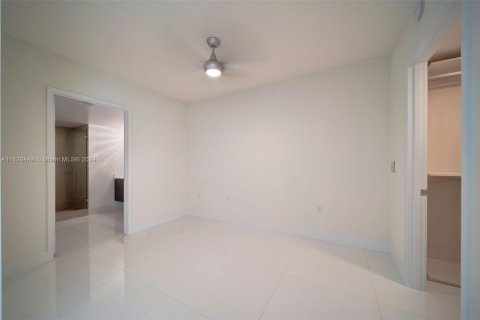 Condo in Sunny Isles Beach, Florida, 2 bedrooms  № 2036840 - photo 11
