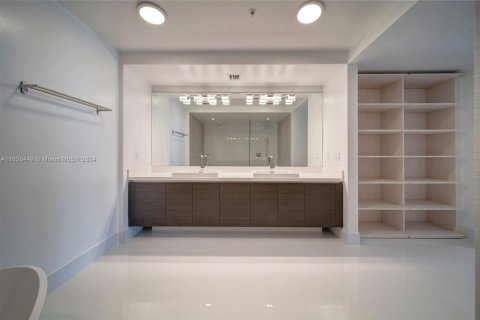 Condo in Sunny Isles Beach, Florida, 2 bedrooms  № 2036840 - photo 24
