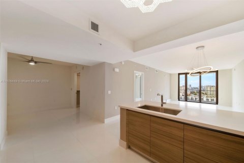 Condo in Sunny Isles Beach, Florida, 2 bedrooms  № 2036840 - photo 14