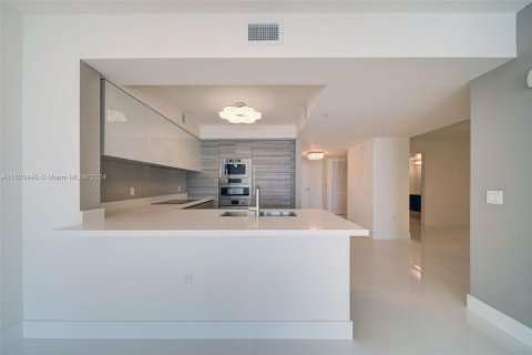Condo in Sunny Isles Beach, Florida, 2 bedrooms  № 2036840 - photo 16