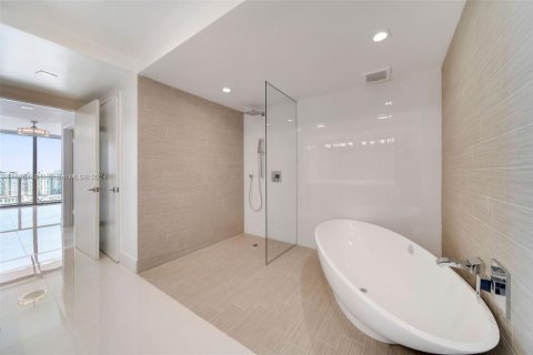 Condo in Sunny Isles Beach, Florida, 2 bedrooms  № 2036840 - photo 23