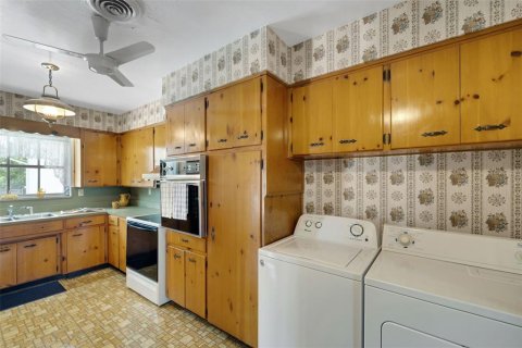 House in Lakeland, Florida 5 bedrooms, 308.99 sq.m. № 2098176 - photo 11
