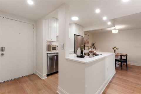 Condo in Tampa, Florida, 2 bedrooms  № 1724493 - photo 7