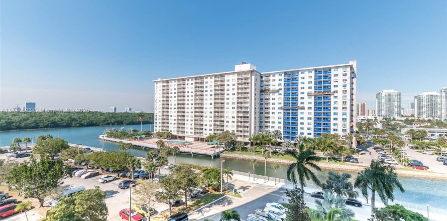 Condominio en Sunny Isles Beach, Florida, 1 dormitorio  № 1940481