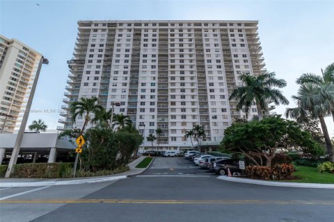 Condominio en venta en Sunny Isles Beach, Florida, 1 dormitorio, 70.79 m2 № 1940481 - foto 16