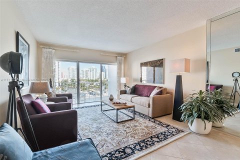 Condominio en venta en Sunny Isles Beach, Florida, 1 dormitorio, 70.79 m2 № 1940481 - foto 19