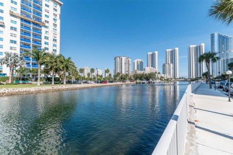 Condominio en venta en Sunny Isles Beach, Florida, 1 dormitorio, 70.79 m2 № 1940481 - foto 12
