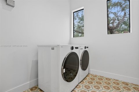 House in Miami, Florida 4 bedrooms, 342.62 sq.m. № 1992967 - photo 21