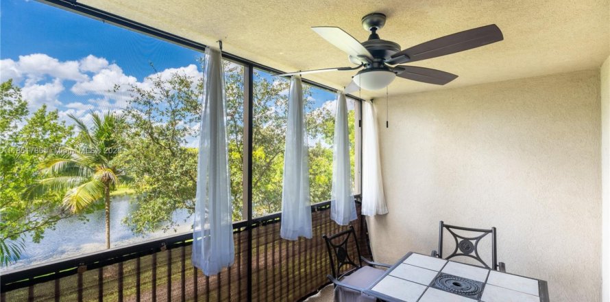 Кондоминиум с 2 спальнями в Помпано-Бич, Флорида № 1980222