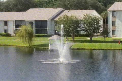 Condo in Orlando, Florida, 2 bedrooms  № 1888566 - photo 1