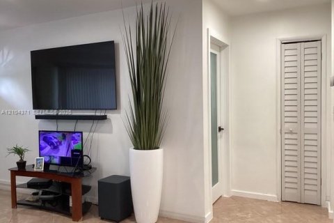 Casa en venta en Hollywood, Florida, 3 dormitorios, 125.23 m2 № 2411320 - foto 9