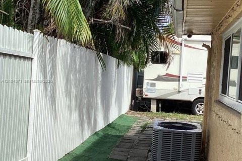 Casa en venta en Hollywood, Florida, 3 dormitorios, 125.23 m2 № 2411320 - foto 22