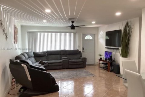 Casa en venta en Hollywood, Florida, 3 dormitorios, 125.23 m2 № 2411320 - foto 7