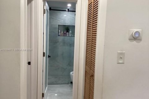 Casa en venta en Hollywood, Florida, 3 dormitorios, 125.23 m2 № 2411320 - foto 16