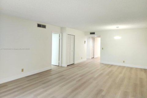Condo in Weston, Florida, 2 bedrooms  № 1806036 - photo 12