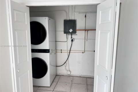 House in Miami, Florida 4 bedrooms, 186.27 sq.m. № 1969034 - photo 12