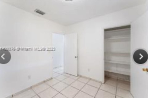 Casa en venta en Miami, Florida, 4 dormitorios, 186.27 m2 № 1969034 - foto 12
