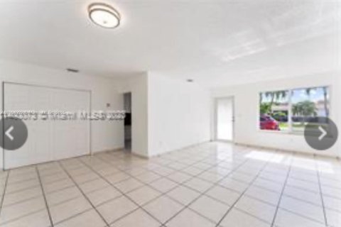 Casa en venta en Miami, Florida, 4 dormitorios, 186.27 m2 № 1969034 - foto 4