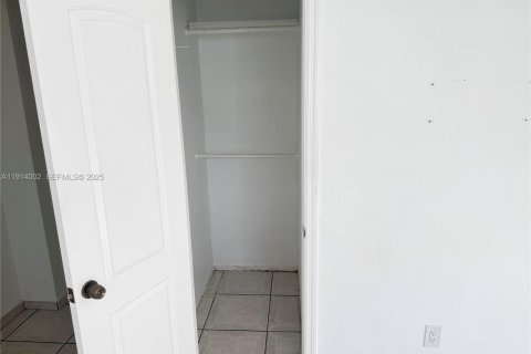 House in Miami, Florida 4 bedrooms, 186.27 sq.m. № 1969034 - photo 23