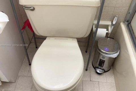 Casa en venta en Miami, Florida, 4 dormitorios, 186.27 m2 № 1969034 - foto 23