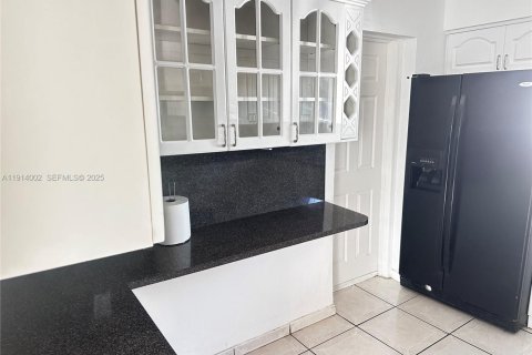 House in Miami, Florida 4 bedrooms, 186.27 sq.m. № 1969034 - photo 11