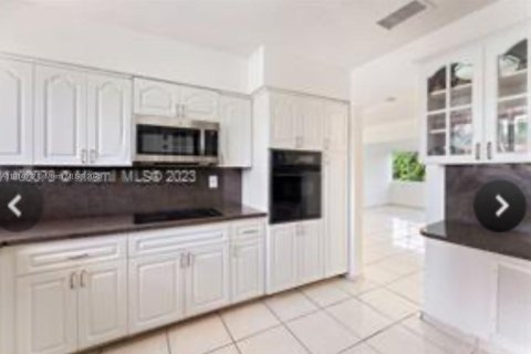 Casa en venta en Miami, Florida, 4 dormitorios, 186.27 m2 № 1969034 - foto 7