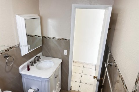 House in Miami, Florida 4 bedrooms, 186.27 sq.m. № 1969034 - photo 16