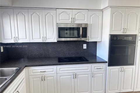 House in Miami, Florida 4 bedrooms, 186.27 sq.m. № 1969034 - photo 10