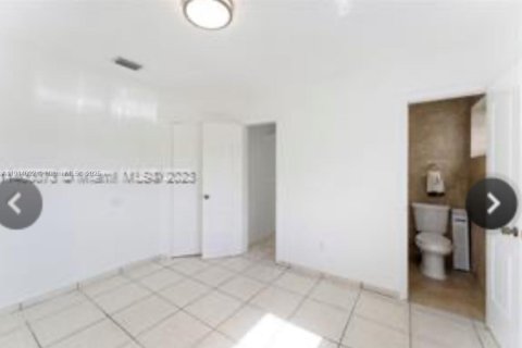 Casa en venta en Miami, Florida, 4 dormitorios, 186.27 m2 № 1969034 - foto 10