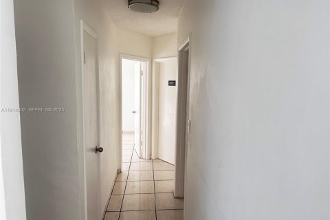 House in Miami, Florida 4 bedrooms, 186.27 sq.m. № 1969034 - photo 14