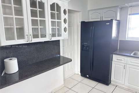 House in Miami, Florida 4 bedrooms, 186.27 sq.m. № 1969034 - photo 9