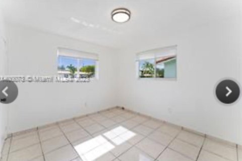 Casa en venta en Miami, Florida, 4 dormitorios, 186.27 m2 № 1969034 - foto 9