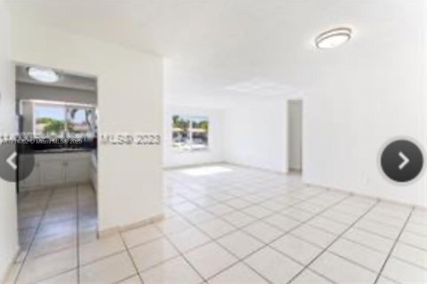 Casa en venta en Miami, Florida, 4 dormitorios, 186.27 m2 № 1969034 - foto 5