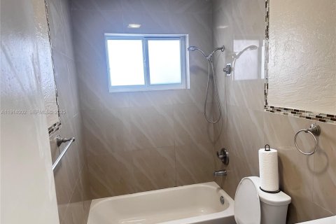 House in Miami, Florida 4 bedrooms, 186.27 sq.m. № 1969034 - photo 15