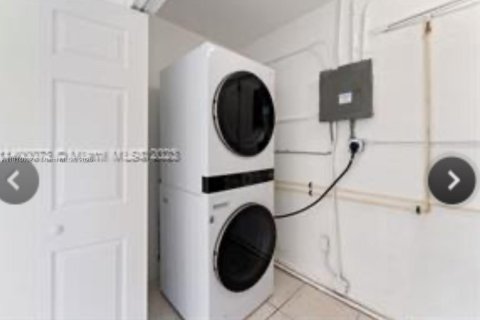 Casa en venta en Miami, Florida, 4 dormitorios, 186.27 m2 № 1969034 - foto 15