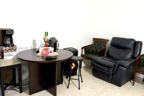 House in Miami, Florida 4 bedrooms, 186.27 sq.m. № 1969034 - photo 28