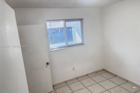 House in Miami, Florida 4 bedrooms, 186.27 sq.m. № 1969034 - photo 17