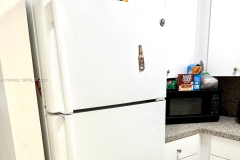 House in Miami, Florida 4 bedrooms, 186.27 sq.m. № 1969034 - photo 29