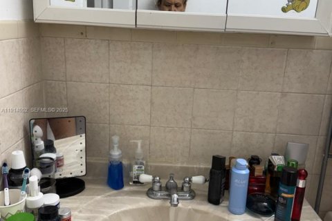 Casa en venta en Miami, Florida, 4 dormitorios, 186.27 m2 № 1969034 - foto 29