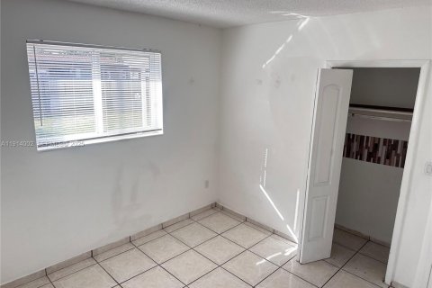 House in Miami, Florida 4 bedrooms, 186.27 sq.m. № 1969034 - photo 20