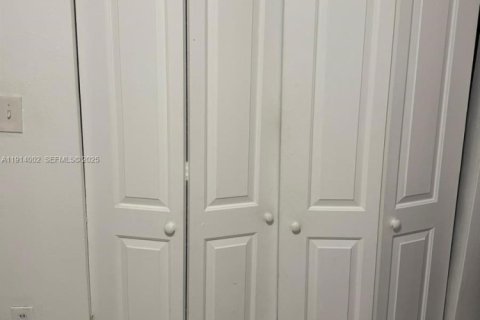 Casa en venta en Miami, Florida, 4 dormitorios, 186.27 m2 № 1969034 - foto 20