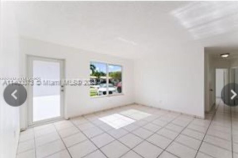Casa en venta en Miami, Florida, 4 dormitorios, 186.27 m2 № 1969034 - foto 3