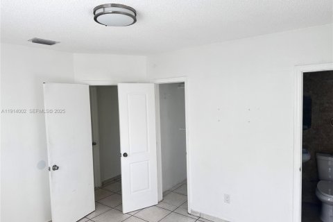 House in Miami, Florida 4 bedrooms, 186.27 sq.m. № 1969034 - photo 21