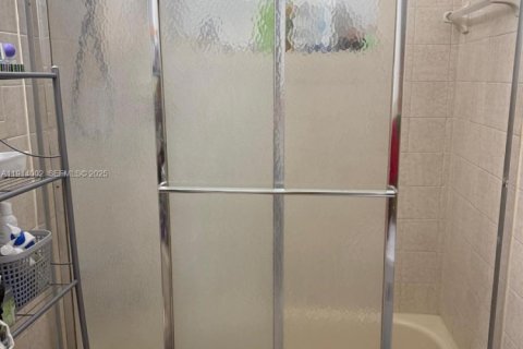 Casa en venta en Miami, Florida, 4 dormitorios, 186.27 m2 № 1969034 - foto 21