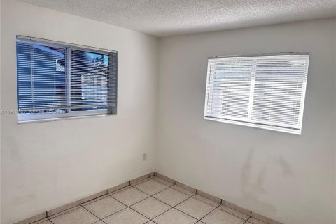 House in Miami, Florida 4 bedrooms, 186.27 sq.m. № 1969034 - photo 26