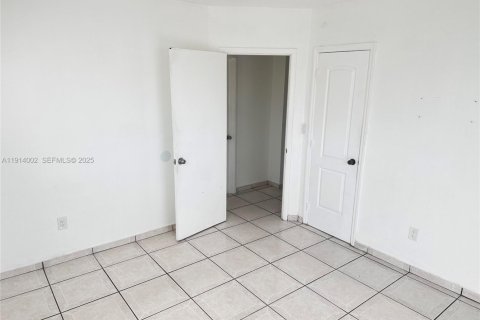 House in Miami, Florida 4 bedrooms, 186.27 sq.m. № 1969034 - photo 22