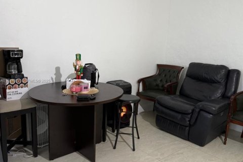 Casa en venta en Miami, Florida, 4 dormitorios, 186.27 m2 № 1969034 - foto 22