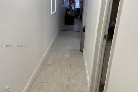 Casa en venta en Miami, Florida, 4 dormitorios, 186.27 m2 № 1969034 - foto 19